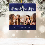 Beste vrienden navy blauw wit foto namen keramisch ornament<br><div class="desc">Een cadeau voor je beste vriend(in) voor verjaardagen,  kerst of een speciaal evenement. Zwarte tekst: Friends for Life,  geschreven met een trendy stijlscript. Personaliseer en gebruik uw eigen foto en namen. Een marineblauwe achtergrond. De kleur van het blauw is ongelijk.</div>