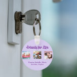 Beste vrienden violette paarse script foto's namen sleutelhanger<br><div class="desc">Een cadeau voor je beste vriend(in) voor verjaardagen,  kerst of een speciaal evenement. Paarse tekst: Vrienden voor het leven,  geschreven met een trendy stijlscript. Personaliseer en gebruik uw eigen foto's en namen. Violet,  lavendelkleurige achtergrond.</div>
