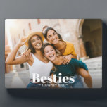 Beste vrienden voor altijd vriendschap fotoplaat<br><div class="desc">Vier vriendschap met deze moderne aangepaste fotoplaquette, perfect voor beste vrienden en BFF's! Met uw favoriete horizontale foto met "besties" elegant bedekt met witte letters, is deze aandenken een stijlvolle manier om speciale herinneringen te koesteren. Ideaal voor vrouwen en tienermeisjes, deze plaquette maakt een attent afstuderen of middelbare school afstuderen...</div>