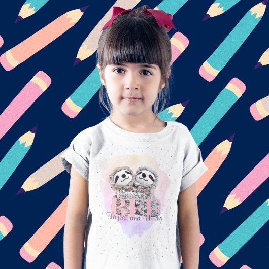 Beste vrienden voor de Sloth Hugs Monogram T-shirt