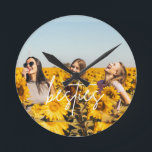 Beste vriendschapsfoto-vriendschap ronde klok<br><div class="desc">Aangepaste wandklok met uw favoriete foto van u en uw beste vriend(in)! Maakt een schattig cadeau op maat voor je beste vriend en voegt een vleugje plezier toe aan je slaapkamerinrichting.</div>