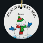 Beste zoon Snowman Kerstmis ter wereld Keramisch Ornament<br><div class="desc">'s Werelds beste Snowman-kerstkeramisch Ornament met het jaar op de rug. Dit ornament heeft een schattige sneeuwpop op een blauwe sneeuwvlokachtergrond. Verander de tekst in dochter,  kleinzoon,  neef,  oom,  vrouw of een speciale persoon in je leven.</div>