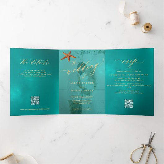 Bestemming bruiloft foto QR RSVP details Drieluik Uitnodiging (Binnen)