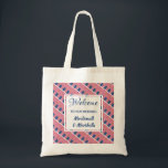 Bestemming Huwelijk Welkom USA America Custom Tote Bag<br><div class="desc">Een geweldig welkomstgeschenk voor uw gasten op uw Amerikaanse bestemming bruiloft. Ontwerp shows vlag van de VS in een betegelde patroon, en een middenpaneel waar u uw begroeting, evenement kunt aanpassen en voeg jouw naam (s) of tekst. Ideaal Dank u geschenk wanneer u huwelijksinformatie, strand accessoires en toiletartikelen, etc. Bijpassende...</div>