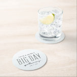 Bestemmingsbruiloft grote dag oceaanblauw ronde kartonnen onderzetter<br><div class="desc">Deze lichte blauwe waterverf onderzetter is ontworpen om te coördineren met het Big Day Getaway-collectie van Lea Delaveris Design en kan worden gebruikt voor elke feestelijke bestemming. Het bevat een aanpasbare naam en datum,  samen met de leuke 'big day getaway'-behandeling.</div>