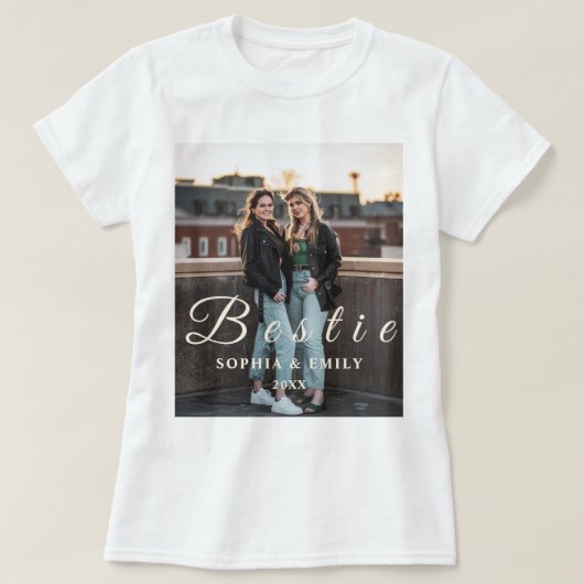 Bestie Collage T-Shirt – Names & Year Custom Tee (Design voorkant)
