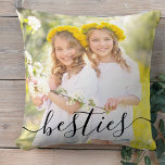 Besties 2 Foto zwart script overlay Kussen<br><div class="desc">Beste vrienden foto-kussen, gepersonaliseerd met je namen. Het fotomalplaatje is opstelling voor u om uw eigen afbeeldingen toe te voegen - één van de voorzijde en één op de rug. De voorzijde heeft een elegante manuscriptbekleding die eenvoudig "bessen"leest terwijl de rug uw namen in vette typografie heeft. Dit ontwerp is...</div>