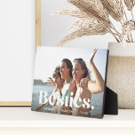 Besties | Best Friends Overlay & Names Photo Fotoplaat<br><div class="desc">Met deze prachtige aangepaste fotoplaquette die uw favoriete horizontale of landschapsgeoriënteerde foto bevat met "besties" in witte letters,  vieren we uw band met uw beste vriend. Personaliseer met uw namen onder,  of een speciaal bericht.</div>