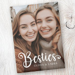 Besties beste vrienden aangepaste namen foto magneet<br><div class="desc">Koelkastmagneet met uw aangepaste foto's en de tekst "Besties" met aangepaste namen hieronder.</div>