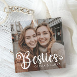 Besties beste vrienden aangepaste namen foto sleutelhanger<br><div class="desc">Sleutelhanger met uw aangepaste foto en de tekst "Besties" met aangepaste namen hieronder.</div>