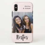 Besties | Beste vrienden Foto van Blush Pink Case-Mate iPhone Case<br><div class="desc">Dit eenvoudige en kische hoesje zegt "Besties" in zwart,  modern handgeschreven script op een wazige roze achtergrond. Voeg je eigen persoonlijke foto van jou en je beste vriend samen met je namen toe!</div>