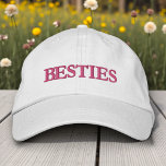 Besties Beste Vrienden Moderne Typografie Custom Geborduurde Pet<br><div class="desc">Besties Best Friends Modern Typography Custom geborduurd honkbal Pet is voorzien van de eenvoudige moderne geborduurde tekst "Besties". Perfect als cadeau voor je beste vriend,  neef,  zus,  moeder en meer. Creëer door Evco Studio www.zazzle.com/store/evcostudio</div>