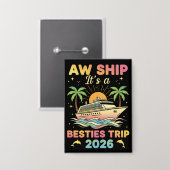 Besties Cruise Tee Aw Ship It’s a Besties 2026 Button (Voorkant / Achterkant)