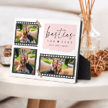 Besties Custom Collage Foto Fotoplaat<br><div class="desc">Deze Besties Custom Collage Photo plaquette is een stijlvolle en moderne manier om uw besties te vieren. Het beschikt over een unieke fotocollage in een camera haspel ontwerp. Geaccentueerd met een speelse roze noot en een elegant script, is het de perfecte herinnering voor het vastleggen van herinneringen met je beste...</div>