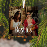 BESTIES' gepersonaliseerde Schattigee BFF Gift Metalen Ornament<br><div class="desc">Laat een bestie weten hoeveel ze hier van houdt; Schattige Modern Custom Photo Besties Christmas Ornament. Het ontwerp is voorzien van leuke witte typografie met de tekst 'Besties'. Upload eenvoudig uw favoriete afbeelding en personaliseer de naam / namen. Tekstkleur kan worden gewijzigd met het gereedschap 'Aanpassen verder'. Maakt een prachtig...</div>