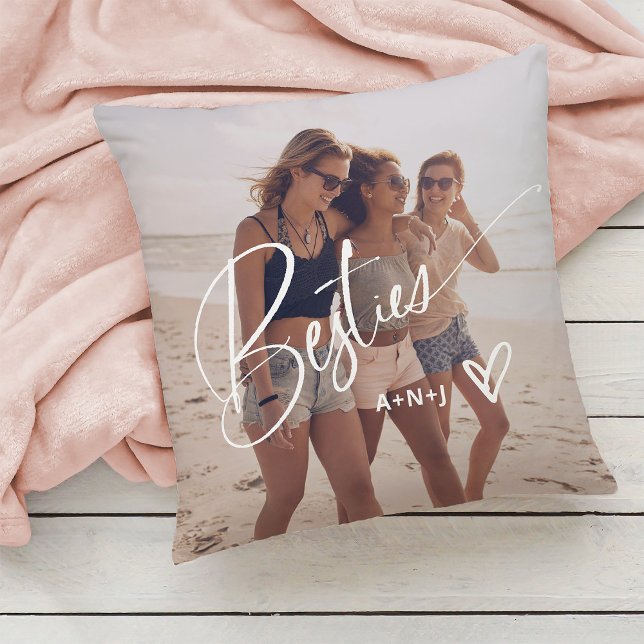 Besties in Trendy Script | Twee foto's met hart Kussen (A stylish and trendy pillow for your besties, with two photos)