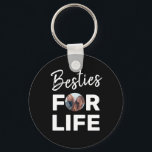 Besties Modern BFF Best Friends Foto Fun Birthday Sleutelhanger<br><div class="desc">Besties Modern BFF Best Friends Photo Fun Birthday sleutelhanger. Een chic, girly, en een schattig aangepast foto-bijff sleutelketen. Pas je eigen foto aan voor een mooi en elegant cadeau voor je beste vriend, een cadeautje voor je vriendje of een cadeautje voor je vriendschap. Creëer een onvergetelijk geheugen met uw bijen....</div>