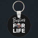 Besties Modern BFF Best Friends Foto Fun Birthday Sleutelhanger<br><div class="desc">Besties Modern BFF Best Friends Photo Fun Birthday sleutelhanger. Een chic, girly, en een schattig aangepast foto-bijff sleutelketen. Pas je eigen foto aan voor een mooi en elegant cadeau voor je beste vriend, een cadeautje voor je vriendje of een cadeautje voor je vriendschap. Creëer een onvergetelijk geheugen met uw bijen....</div>