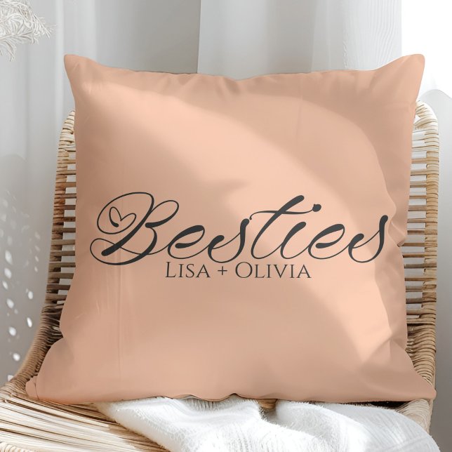Besties Peach Fuzz Custom Naam Beste Vriend Kussen (Besties Peach Fuzz Custom Name Best Friend Throw Pillow on a sunny rattan chair.)