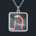 Besties Roze Flamingo Vrienden Foto Schattige Chic Zilver Vergulden Ketting<br><div class="desc">Wie zegt dat flamingo's geen plezier kunnen hebben met hun favoriete vriend? Geniet van dit onderhoudende afbeelding wanneer je dit prachtige, kleurrijke fotografie charme ketting van twee roze flamingo's draag. Dit ketting is verkrijgbaar in kleine, middelgrote en grote maten, evenals vierkante en cirkelvormen. U kunt dit ketting bestellen in uw...</div>