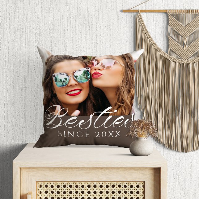 "Besties sinds" aangepaste foto chique Kussen ("Besties Since" Custom Photo Chic Throw Pillow in a boho room with macramé.)
