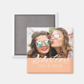 "Besties sinds" aangepaste foto Peach Fuzz Chic Magneet (Voorkant / Achterkant)