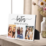 Besties Vrienden 3 Foto Vriendschap Collage Fotoplaat<br><div class="desc">Vier uw vriendschap met de Besties Friends 3 Fotocollage Plaque. Deze gepersonaliseerde aandenken beschikt over een prachtig gerangschikte collage van drie gekoesterde foto's, het vastleggen van onvergetelijke momenten gedeeld met je beste vrienden. Gemaakt van hoogwaardige materialen, is het perfect om op een bureau, plank of muur weer te geven. Het...</div>
