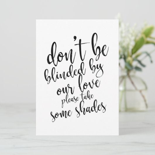 Betaalbare trouwzonnebrillen als cadeautje bord kaart (Staand voorkant)