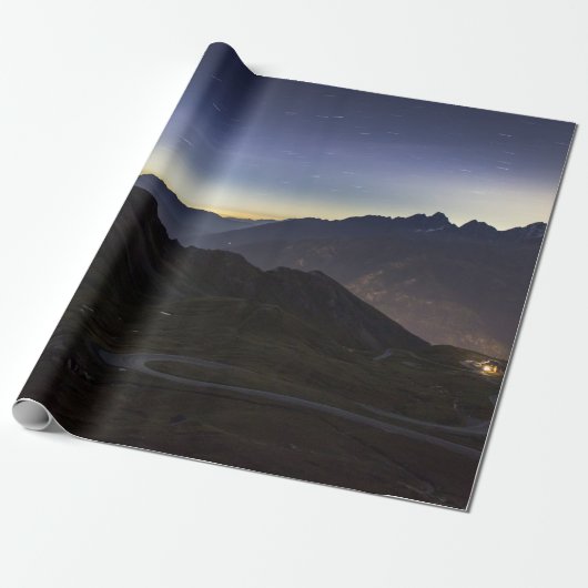 BETAALDE WEG TUSSEN MOUNTAI CADEAUPAPIER (Uitgerold)