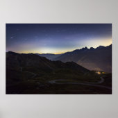 BETAALDE WEG TUSSEN MOUNTAI POSTER (Voorkant)