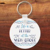 Beter in Yarn Store Funny Knitting Gezegde Sleutelhanger (Voorkant)