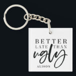 Beter laat dan lelijk. sleutelhanger<br><div class="desc">beter laat dan lelijke grappige sleutelhanger. manuscripttekst met ruimte om te personaliseren.</div>