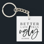 Beter laat dan lelijk. sleutelhanger<br><div class="desc">beter laat dan lelijke grappige sleutelhanger. manuscripttekst met ruimte om te personaliseren.</div>