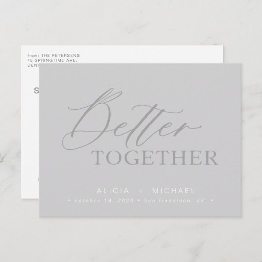 Beter samen grijs script bruiloft save date aankondigingskaart (Voorkant / Achterkant)