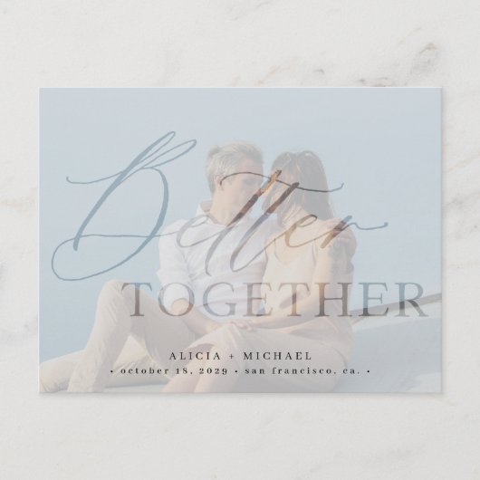 Beter samen moderne scriptfotobruiloft aankondigingskaart (Voorkant)