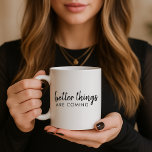 Betere dingen komen eraan | Modern script positief Koffiemok<br><div class="desc">Eenvoudig,  stijlvol "betere dingen komen",  aangepast woordontwerp in moderne,  minimalistische,  handgeschreven scripttypografie. Dit positieve,  verheugende ontwerp zal iedereen een glimlach op zijn gezicht geven!</div>