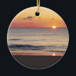 Bethany Beach Sunrise II Keramisch Ornament<br><div class="desc">Sommige stranden aan de oostkust zijn vol met mensen en gebouwen en andere zijn vol met natuur. Hier is een foto van het strand van de zonsopgang van een stil strand in Delaware, Bethany Beach, tijdens het laagseizoen in april. Deze foto is de tweede in een serie van twee. Dit...</div>