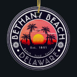 Bethany strand Delaware Sunset Beach Palm Tree 80s Keramisch Ornament<br><div class="desc">Deze aangepaste Bethany Delaware Retro 60s Palm Trees Souvenirs. Bethany Delaware, retro strandsouvenirs. reisontwerp voor zomerliefhebbers. dit retro ontwerp is een geweldig vakantie-, verjaardags- en zomervakantiecadeau-idee. - U kunt de sjabloon personaliseren door een naam van uw stad of locatie, jaar en voeg tekst toe om ze extra speciaal te maken....</div>
