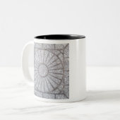 Beton met een zonnekleed erop tweekleurige koffiemok (Voorkant links)