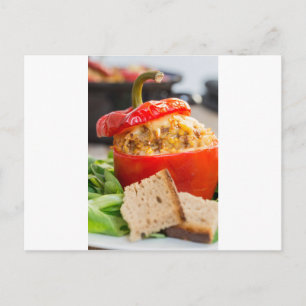 Betonnen paprika's met vleessaus en kaas briefkaart