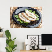 Betonnen plakken kippenvlees op een zwart bord poster (Thuiskantoor)