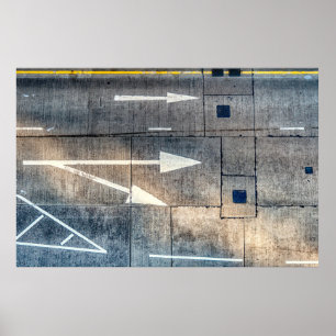 Betonnen weg met geschilderde pijlrichtingen poster