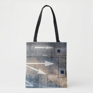 Betonnen weg met geschilderde pijlrichtingen tote bag