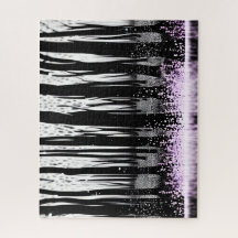 Betoverd bos silhouet met paarse bloemen