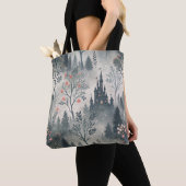Betoverd nevelwoud met donker kasteel – etherisch tote bag (Dichtbij)