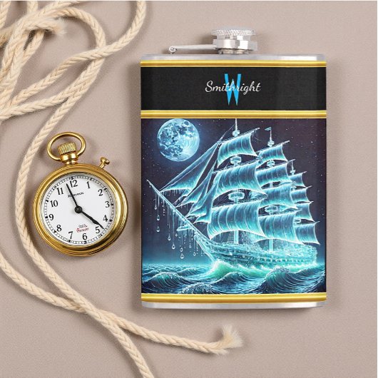 Betoverd piratenschip vaart onder gloeiende maan heupfles