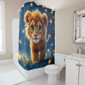 Betoverde blauw-ogige leeuwenwelp in vuurvlieggloe douchegordijn (In situ)