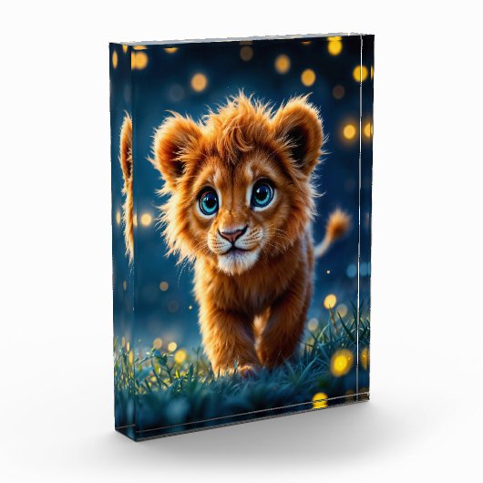 Betoverde blauw-ogige leeuwenwelp in vuurvlieggloe fotoblokken (Links)