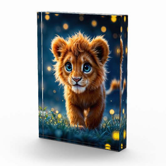 Betoverde blauw-ogige leeuwenwelp in vuurvlieggloe fotoblokken (Rechts)