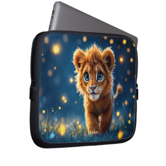 Betoverde blauw-ogige leeuwenwelp in vuurvlieggloe laptop sleeve (Voorkant Rechts)